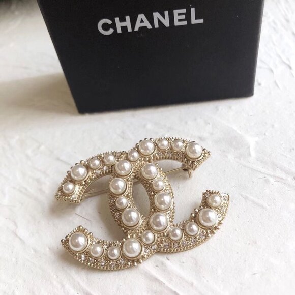 Authentic Chanel pearl brooch - Picture 1 of 6